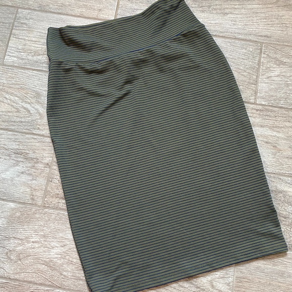 LuLaRoe Dresses & Skirts - LulaRoe-Cassie Skirt-M
